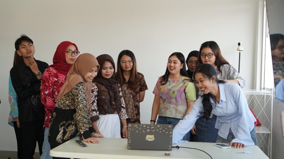 International Hiragana Hand Gesture Calligraphy Competition